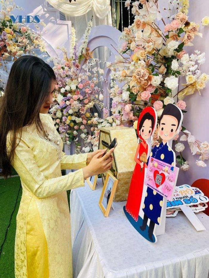 Khách mời mừng cưới bằng cách quét QR.