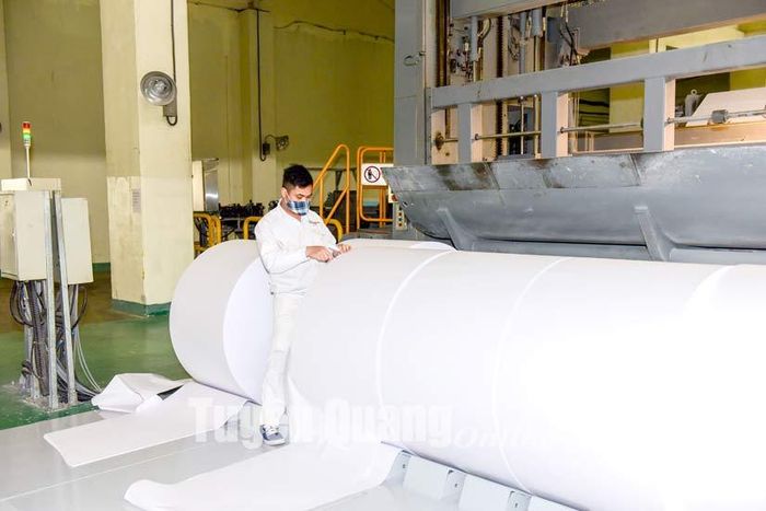 Sản xuất giấy tại Công ty cổ phần Giấy An Hòa.