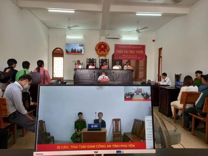 Bị cáo được đưa ra xét xử trực tuyến tại Trại tạm giam Công an tỉnh Phú Yên kết nối màn hình với trụ sở TAND tỉnh Phú Yên. Ảnh: Hữu Toàn.