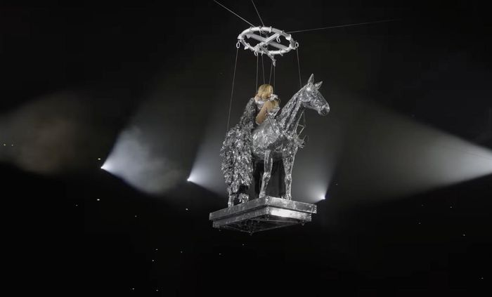 Khoảnh khắc Beyoncé cưỡi ngựa khắp địa điểm tổ chức buổi biểu diễn được cho là giây phút ấn tượng nhất. Cô chọn trang phục cùng tông màu với chú ngựa. Mặt khác, nữ ca sĩ diện áo choàng dài, tạo cảm giác quyền lực.