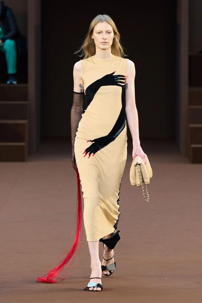 Trong bộ sưu tập Thu 2022, Loewe giới thiệu thiết kế trang trí họa tiết hình bàn tay. Vào đêm diễn, Beyoncé diện trang phục có nhiều nét tương đồng với thiết kế của Loewe. Bộ đồ của Beyoncé làm từ chất liệu lấp lánh, phù hợp với những sân khấu lớn.
