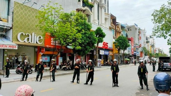 Lực lượng công an cùng xe chuyên dụng trước, trong khu vực nhà riêng của Tuấn "thần đèn" vào trưa 11/5. 