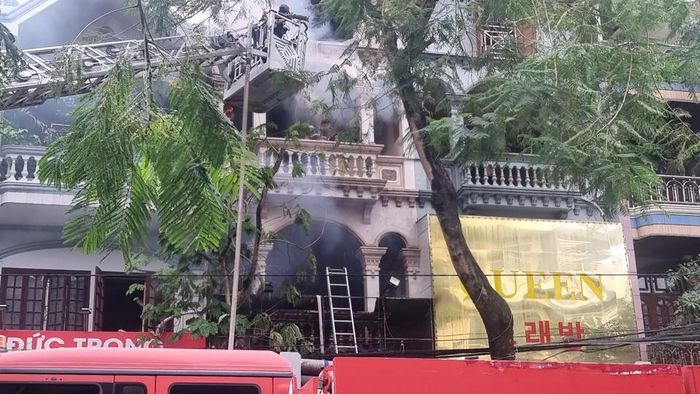 Đến hiện tại căn nhà 4 tầng vẫn chưa được dập tắt. Ảnh: Vĩnh Quân