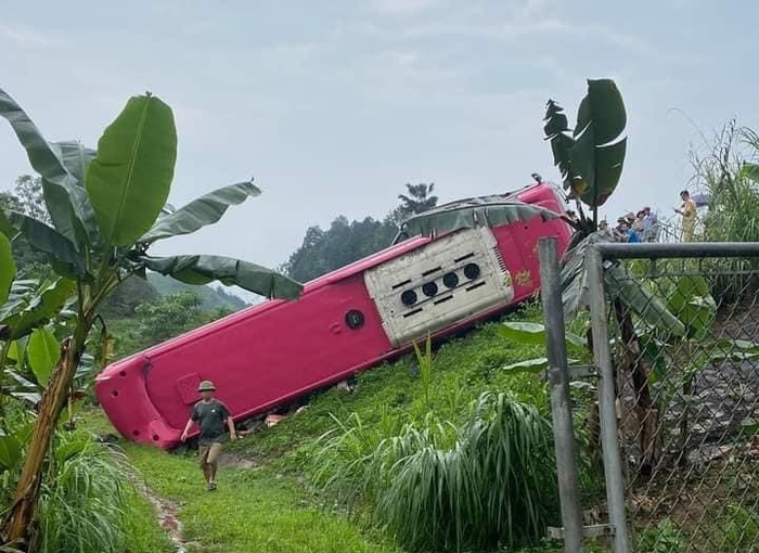 Xe khách biển kiểm soát UN-0680 (biển số của nước ngoài) chạy tuyến Lào Cai - Hà Nội bị tai nạn sáng 29-4-2023, lao khỏi đường cao tốc Nội Bài - Lào Cai tại km131. Ảnh: CSGT