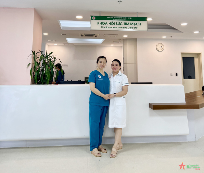 Chị Ngô Hoài Thu (bên trái)- người đồng nghiệp cũng là người chị mà tôi (người viết) trân trọng, yêu mến. 