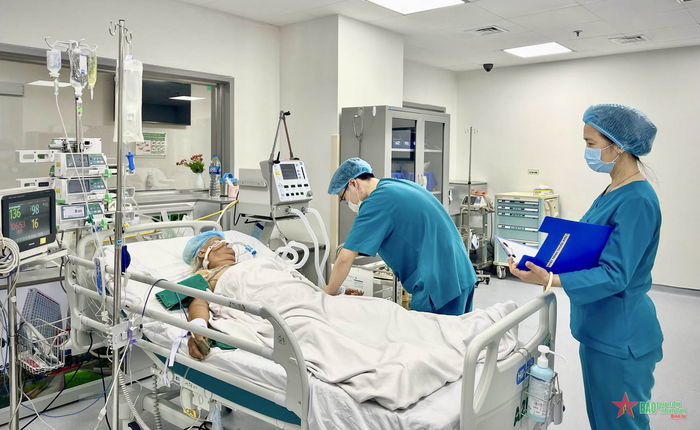 Chị Ngô Hoài Thu - Điều dưỡng trưởng khoa Hồi sức Tim mạch trong giờ làm việc. 