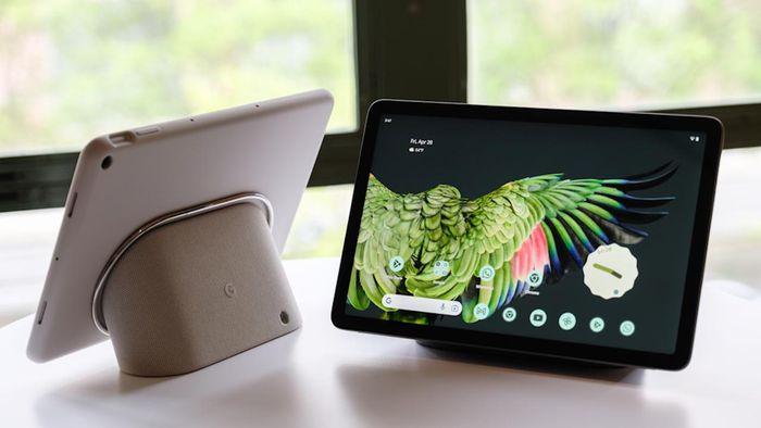  Về quang học, sản phẩm sở hữu camera sau và trước cùng có độ phân giải 8MP, viên pin có dung lượng 27Wh và hỗ trợ sạc nhanh với công suất 18W. 