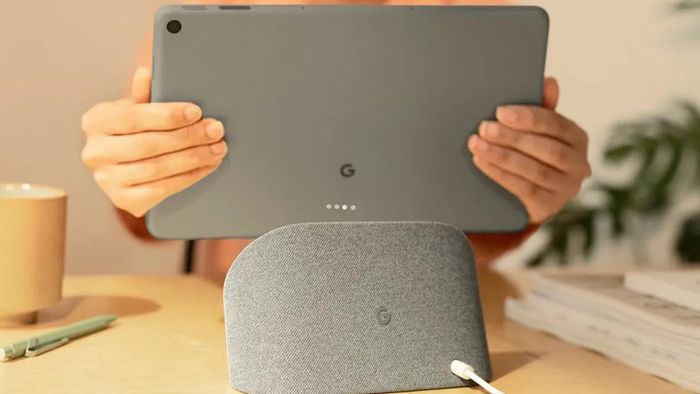  Mặt lưng có chân kết nối để người dùng có thể kết nối với dock có tác dụng như là dock sạc và loa. Sau khi kết nối người dùng có thể sử dụng như là màn hình thông minh tương tự như Amazon Echo Show. 