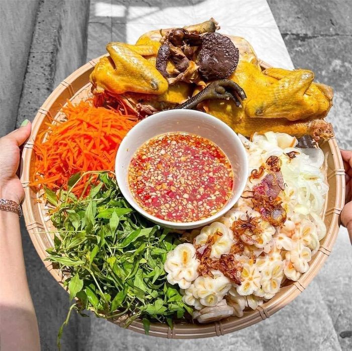 Một set gỏi gà măng cụt có giá từ 580.000 - 680.000 đồng (Ảnh: Tuyet Tran).