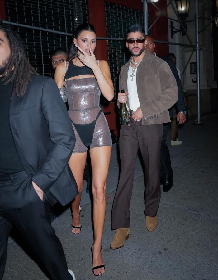 Kendall và Bad Bunny tại bữa tiệc hậu Met Gala. Ảnh: GC Images.