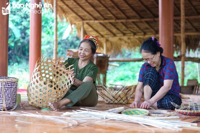 Trước thực tế đó, với mong muốn giữ lại nghề truyền thống của bản làng, các cao niên và bà con trong bản không ngừng học hỏi, hoàn thiện sản phẩm của mình, đồng thời, nghiên cứu những mẫu mã mới, đa dạng hóa sản phẩm. Ảnh: Đình Tuyên