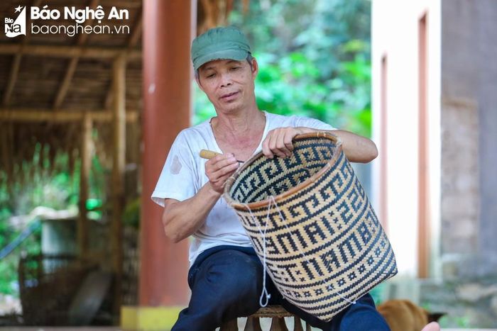 Hiện nay, những sản phẩm đan lát ở bản Diềm đang dần có mặt tại các hội chợ thương mại lớn, các triển lãm từ trong tỉnh đến Hà Nội, TP. Hồ Chí Minh… và đặc biệt, hiện nay đã có những đơn hàng sang các nước như Nhật Bản, Pháp, Đức... Ảnh: Đình Tuyên