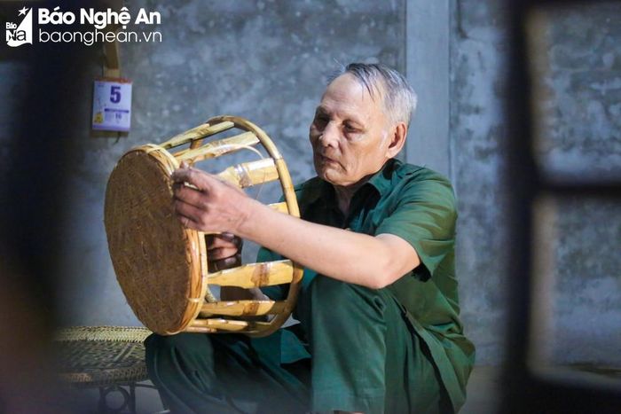 Ông Vy Hùng Thiện (dân tộc Thái) cho biết: Để có được sản phẩm ưng ý, người làm nghề phải rất kỹ càng từ khâu chọn lựa và sơ chế nguyên liệu. Các sản phẩm ông Thiện thường làm là ghế mây, mâm mây, rổ,... "để làm một chiếc ghế mây từ khâu chọn mây, uốn, đan và hoàn thiện tôi phải làm mất 3 ngày và phải mất đến 5 ngày để hoàn thành 1 cái bàn mây. Trung bình mỗi tháng cho tôi thu nhập từ 3 triệu đồng, có những tháng cao điểm có thể lên đến 4 triệu đồng, với mức thu nhập đó đủ để gia đình tôi chi tiêu và trang trải trong cuộc sống. Tôi luôn mong muốn có thể giữ gìn và phát huy được bản sắc của làng nghề ở bản mình, vì những năm gần đây nghề mây, tre đan mang lại thu nhập ổn định cho những người già như chúng tôi", ông Thiện chia sẻ thêm. Ảnh: Đình Tuyên
