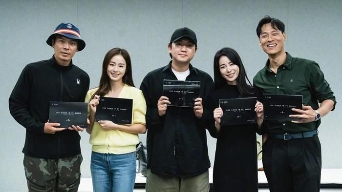Khung hình đọ sắc của Kim Tae Hee (diễn viên áo vàng) và Lim Ji Yeon (nữ diễn viên áo đen) đã chiếm trọn spotlight. Cả 2 mỹ nhân đều tỏa ra sức hút của riêng mình. Nhìn chung, Kim Tae Hee vẫn được nhiều khán giả đánh giá cao hơn về mặt nhan sắc, thần thái