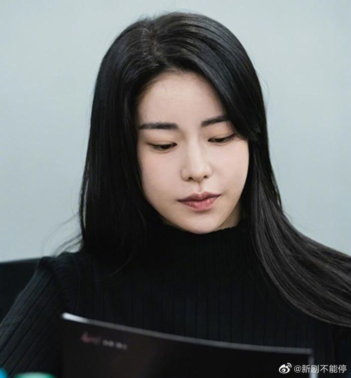 Loạt hình của Kim Tae Hee (ảnh trên) và Lim Ji Yeon trong buổi đọc kịch bản tác phẩm Lies Hidden In My Garden đã được cộng đồng mạng truyền tay nhau với tốc độ chóng mặt. Kim Tae Hee nhận được nhiều sự chú ý nhờ nhan sắc mặn mà, còn Lim Ji Yeon cũng tỏa sáng