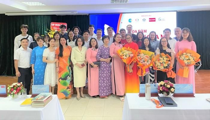 Các đại biểu, khách mời chụp ảnh lưu niệm tại buổi Tọa đàm