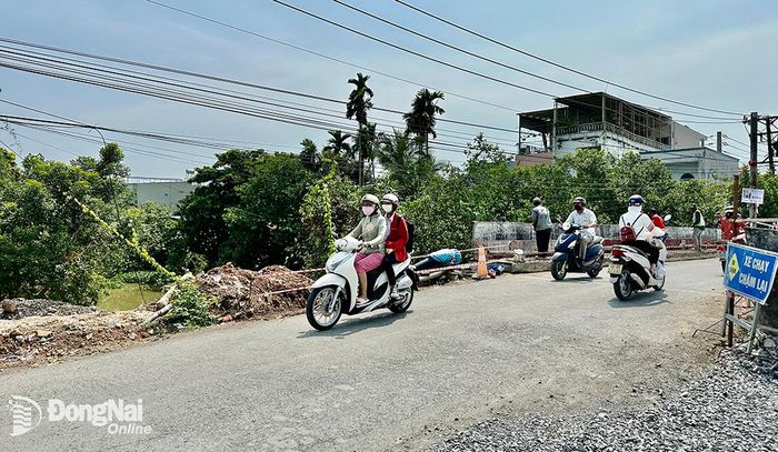 Cầu Tân Triều nối đường tỉnh 768 vào hương lộ 9 qua xã Tân Bình (H.Vĩnh Cửu) đang được thi công mở rộng giúp người dân và phương tiện ra vào cù lao Tân Triều thuận lợi hơn