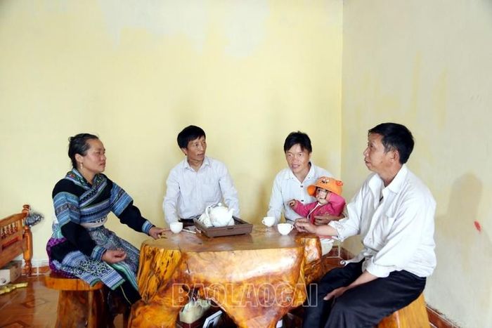 Bí thư Chi bộ Giàng A Tếnh và Trưởng thôn Giàng A Cử trao đổi với người dân giải pháp phát triển du lịch cộng đồng.