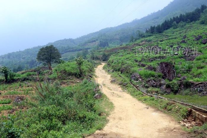 Người dân thôn Nhìu Cù San mong muốn sớm được đầu tư con đường bê tông lên thôn để việc đi lại đỡ vất vả và thúc đẩy du lịch phát triển.