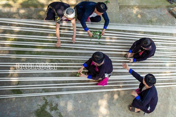 Sợi vải sau khi se xong sẽ được mang ra căng đều để tạo độ phẳng, tránh bị rối khi dệt vải. 