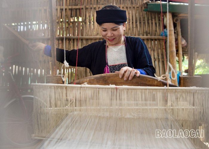 Qua nhiều công đoạn, khi đảm bảo sợi dai chắc, mềm mại, không bị rối, phụ nữ Dao họ cần mẫn đêm ngày bên khung cửi dệt vải.