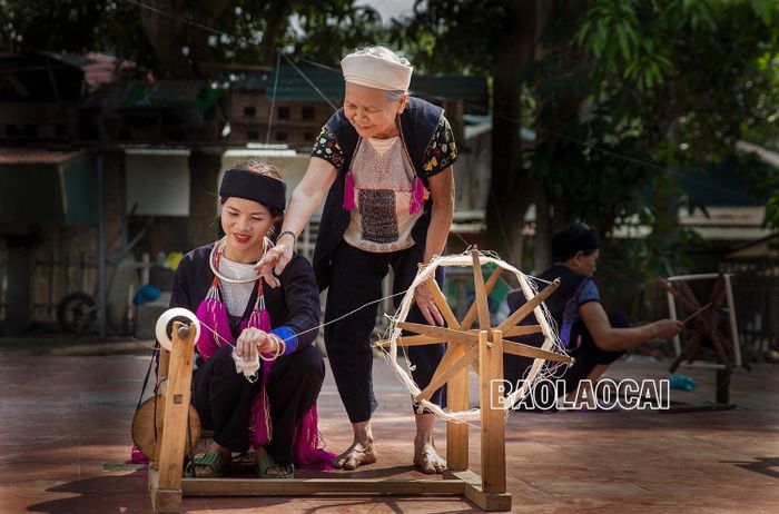 Phụ nữ Dao họ ở Bản Mai thế hệ trước chỉ cho thế hệ sau mong lưu giữ nghề truyền thống và cũng là giữ hồn dân tộc mình.