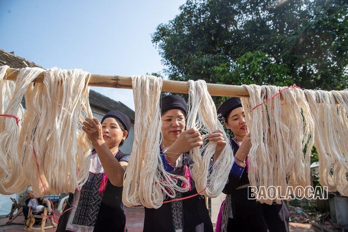 Để có một tấm vải đẹp, trước khi dệt, sợi vải được luộc lên trong thời gian từ 4 đến 5 tiếng đồng hồ và được hồ cùng nước gạo, sau đó đem phơi trong 2 ngày, để sợi bền chắc. 