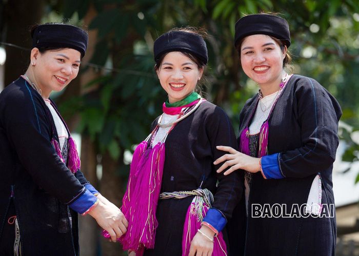Sau khi tạo thành, các cuộn vải được đưa đi nhuộm chàm, trang trí bằng nhiều họa tiết, hoa văn khác để tạo nên trang phục truyền thống của người Dao họ.