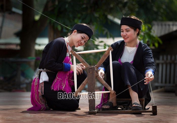 Sợi được se bằng tay với dụng cụ làm từ tre, mai có sẵn trong vườn nhà.