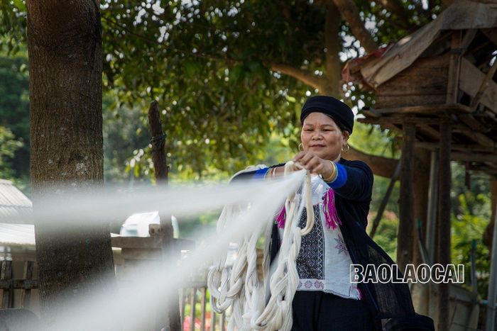 Việc thu sợi tạo thành những cuộn lớn tưởng chừng đơn giản nhưng kỳ thực khá phức tạp, đòi hỏi người cuộn phải đều tay, nếu không sẽ rối sợi, gây khó khăn cho các công đoạn sau.