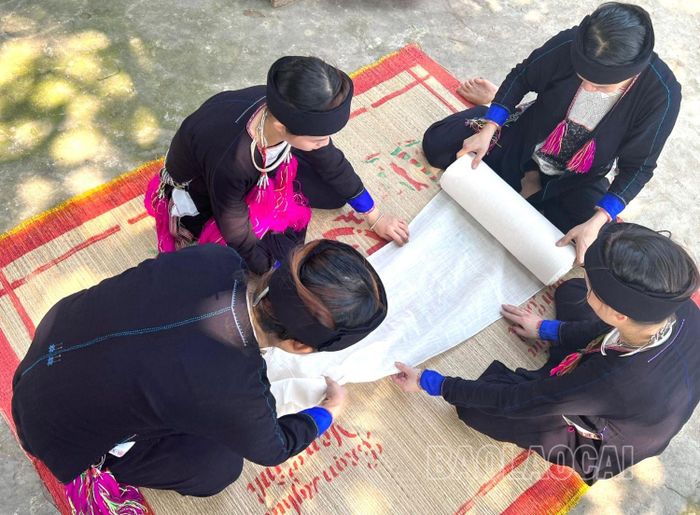 Những tấm vải dệt tay mang nhiều giá trị của phụ nữ Dao họ.
