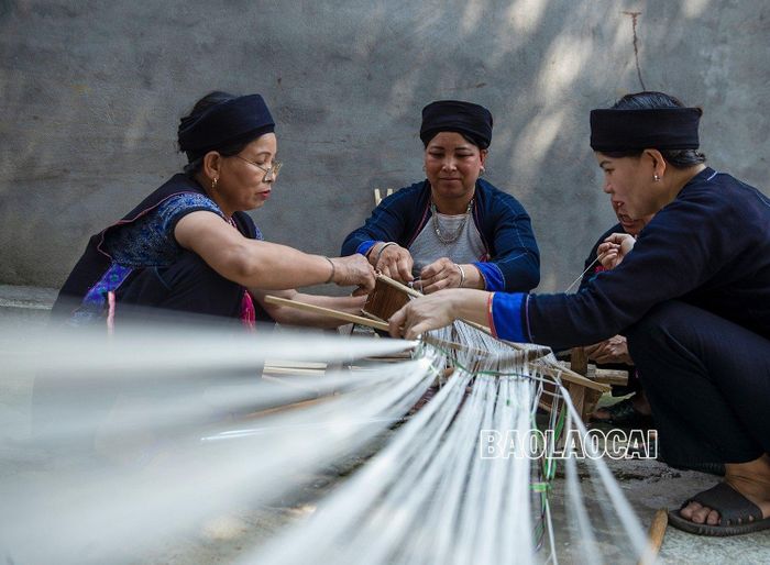 Tỉ mẩn mắc từng sợi vải nhỏ vào khay chia sợi.