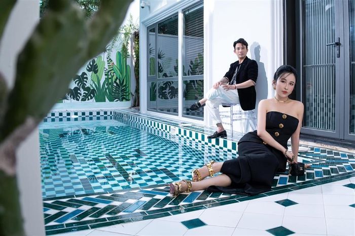 Ngay dưới tầng 1, đối diện phòng ngủ của cặp đôi.