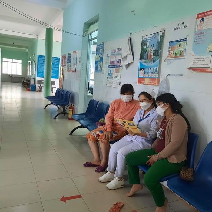 Điều dưỡng như những tuyên truyền viên đặc biệt về sức khỏe để kịp thời cung cấp các thông tin bổ ích cho người dân chốn non cao này. (Ảnh: Phòng khám Đa khoa khu vực Sơn Lâm thuộc Trung tâm Y tế Khánh Sơn).