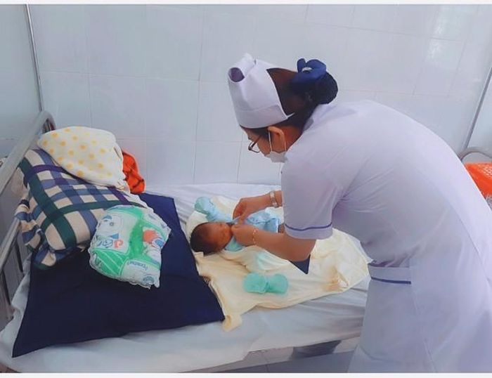 Các điều dưỡng và nữ hộ sinh ở Khoa Nhi - Chăm sóc Sức khỏe sinh sản của Trung tâm Y tế Khánh Sơn như những người mẹ thầm lặng chăm sóc sản phụ và trẻ sơ sinh, mang niềm vui, hạnh phúc đến các gia đình. (Ảnh: Khoa Nhi - Chăm sóc Sức khỏe Sinh sản - Trung tâm Y tế Khánh Sơn).