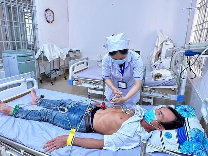 Điều dưỡng Trung tâm Y tế Khánh Sơn theo dõi sát sao các chuyển biến sức khỏe của người dân.