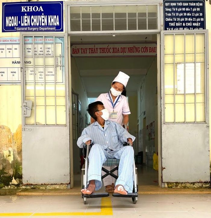 Trong những năm qua, điều dưỡng Khoa Ngoại tổng hợp - Liên chuyên khoa của Trung tâm Y tế Khánh Sơn luôn tâm niệm điều trị cho người bệnh theo "mệnh lệnh trái tim" và chăm sóc bằng tất cả tấm lòng. (Ảnh: Điều dưỡng Khoa Ngoại tổng hợp - Liên chuyên khoa - Trung tâm Y tế Khánh Sơn).