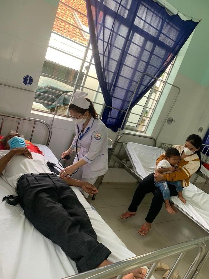 Điều dưỡng Phòng khám Đa khoa khu vực Sơn Lâm, Khánh Sơn hàng ngày chăm sóc tận tình người bệnh, dặn dò chu đáo cách theo dõi sức khỏe cho bản thân và gia đình. (Ảnh: Phòng khám Đa khoa khu vực Sơn Lâm).