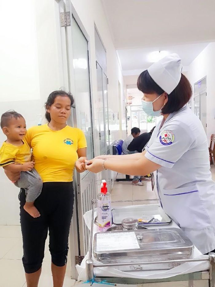 Niềm vui của người bệnh cũng chính là hạnh phúc của nhân viên y tế, điều dưỡng ở Khánh Sơn. (Ảnh: Khoa Nhi - Chăm sóc Sức khỏe Sinh sản - Trung tâm Y tế Khánh Sơn).