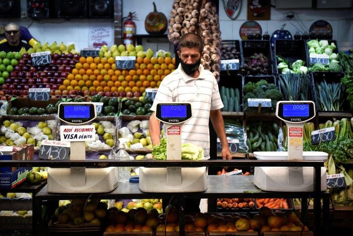 Người dân Argentina chật vật vì lạm phát leo thang. Ảnh: Reuters.