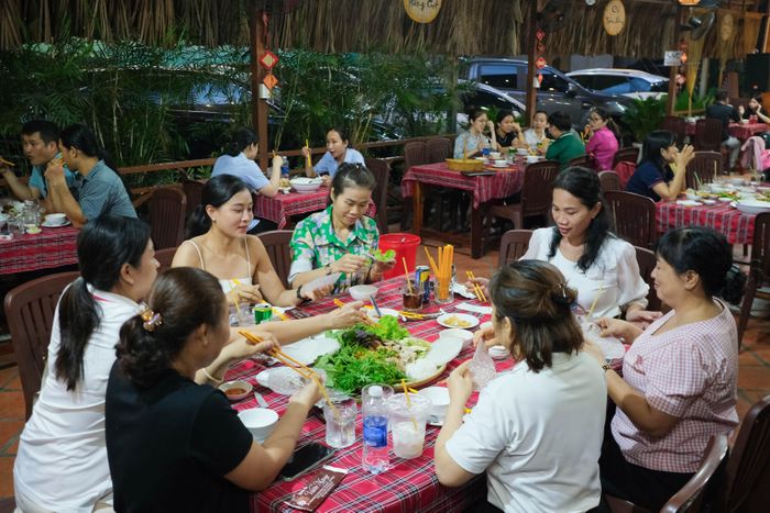  Đến mùa măng cụt, các hàng quán ở Bình Nhâm ngày nào quán cũng đông khách từ sáng đến tối chứ không chỉ riêng cuối tuần. Ảnh: Linh Huỳnh. 