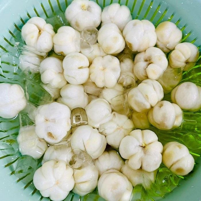  Gọt măng cụt được nhiều thực khách chọn làm "thử thách" trong mùa hè này. Ảnh: Ivan Nguyễn. 