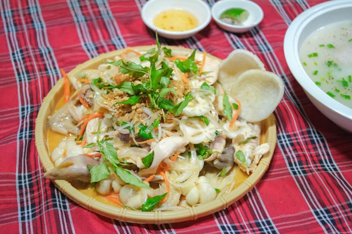  Hiện các quán thường bán gỏi gà măng cụt ăn kèm cháo. Ảnh: Linh Huỳnh. 