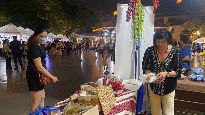 Một gian hàng tại sự kiện lần này thu hút khách tham quan.
