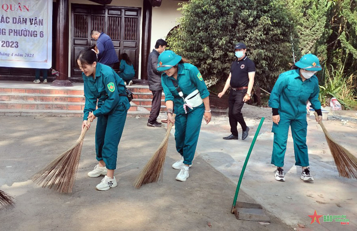  Các nữ dân quân tham gia công tác dân vận tại khu vực Đền Hùng, phường 6, TP Đà Lạt.