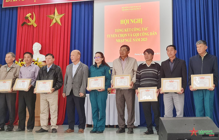Đại diện Tiểu đội Nữ dân quân cơ động phường 8 nhận khen thưởng vì có đóng góp tiêu biểu trong công tác tuyển quân năm 2023. 