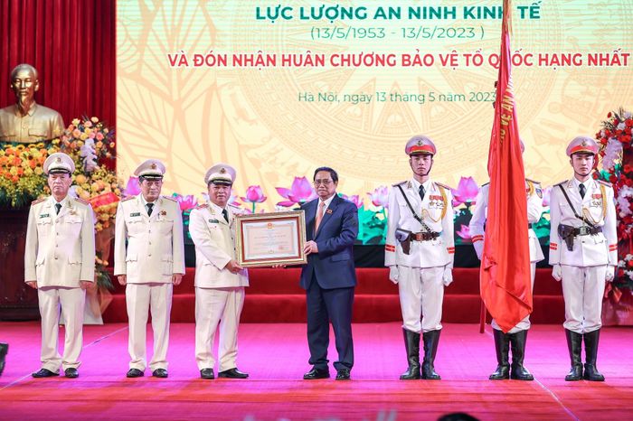 Thay mặt lãnh đạo Đảng, Nhà nước, Thủ tướng Chính phủ Phạm Minh Chính trao Huân chương Bảo vệ Tổ quốc hạng nhất tặng Cục An ninh kinh tế. Ảnh: VIẾT CHUNG