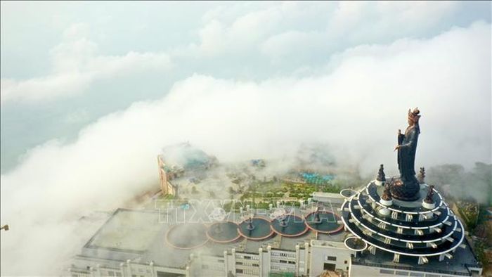 Đỉnh núi Bà Đen mây bao phủ bồng bềnh tuyệt đẹp.