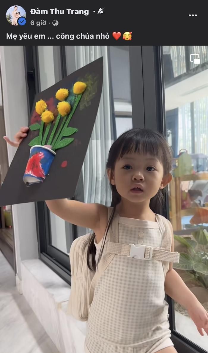 Tan chảy với khoảnh khắc nhóc tỳ nhà Đàm Thu Trang dành tặng cho mẹ món quà đặc biệt.