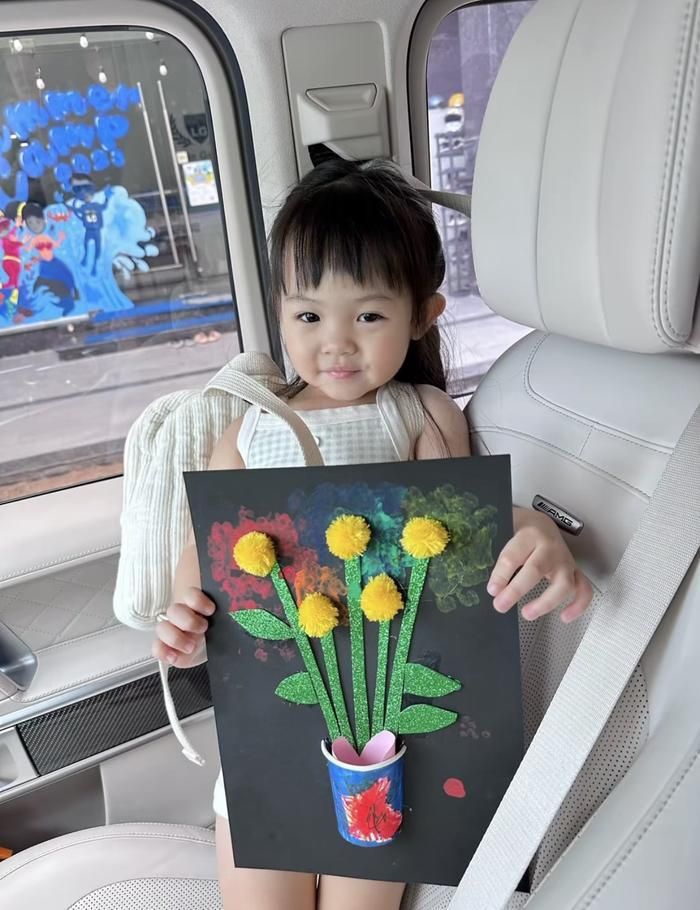 Suchin tặng mẹ bó hoa được trang trí bằng giấy thủ công cực dễ thương.